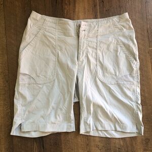 Women’s Columbia PFG Beige Shorts size 8